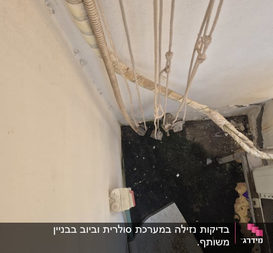 חוטים וצינורות על קיר, ללא אנשים או טקסט.